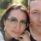 El padre de dos hijas se va a casar con dos mujeres, y a su esposa no le importa