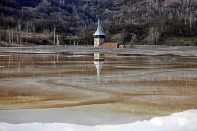 El rumano campo, el sitio de la que está formado un lago tóxico