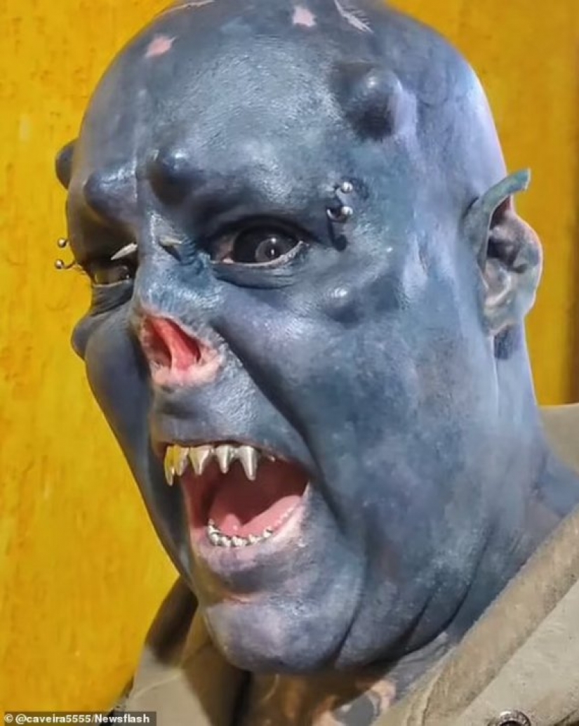 El tatuador brasileño se transforma en orco al quitarse la nariz, mutilarse las orejas y hacerse el tatuaje en azul.