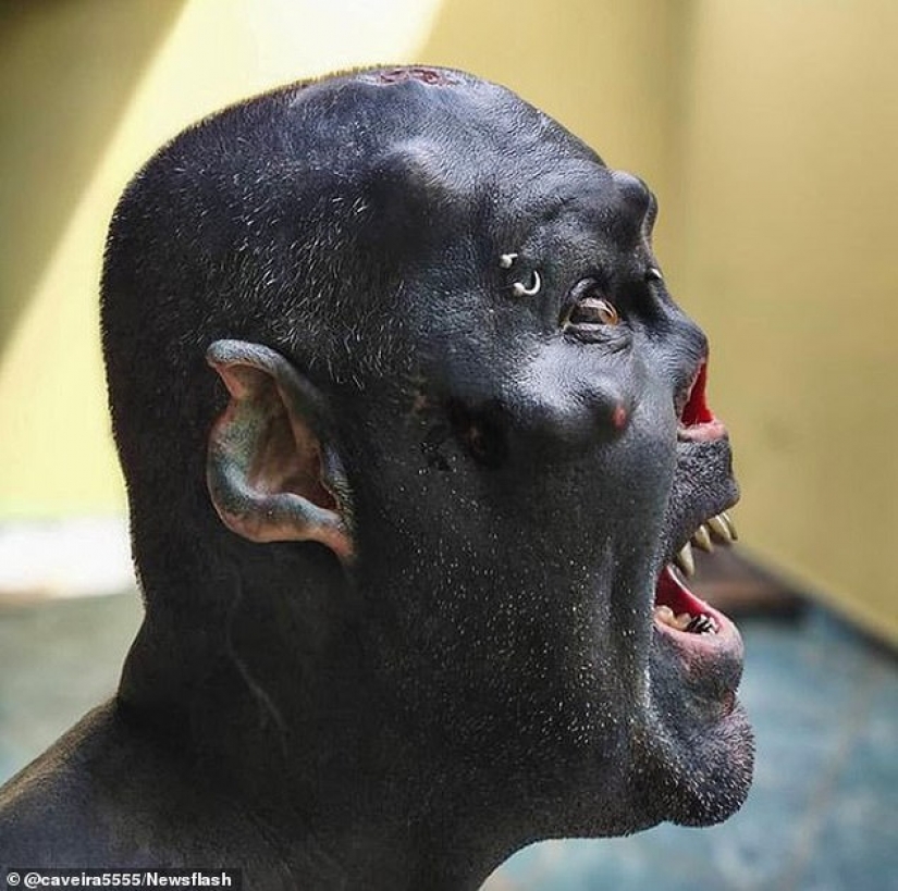 El tatuador brasileño se transforma en orco al quitarse la nariz, mutilarse las orejas y hacerse el tatuaje en azul.
