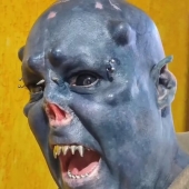 El tatuador brasileño se transforma en orco al quitarse la nariz, mutilarse las orejas y hacerse el tatuaje en azul.