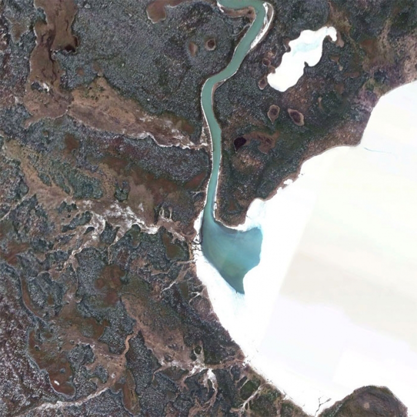 El tipo busca cosas interesantes en Google Earth, y aquí están 18 de sus mejores hallazgos.