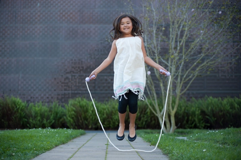 Ella saltó: la madre obligó a su hija a hacer 3000 saltos con una cuerda al día para que ella creciera