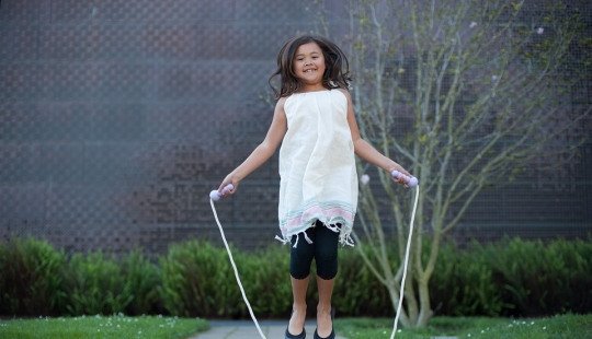 Ella saltó: la madre obligó a su hija a hacer 3000 saltos con una cuerda al día para que ella creciera