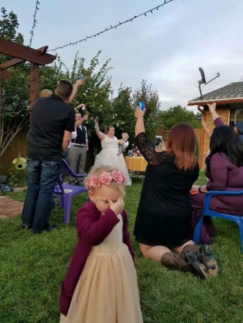 Emociones divertidas de los niños en las bodas.