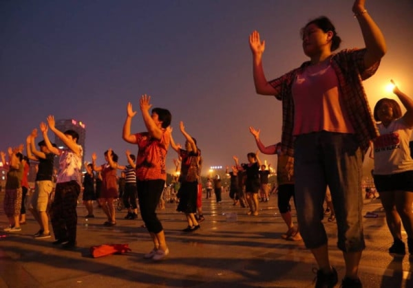 En China, están comprando masivamente controles remotos que ayudan a "apagar" a las abuelas bailarinas