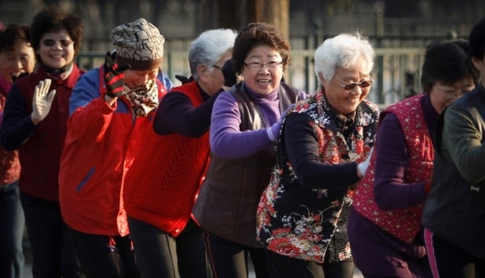 En China, están comprando masivamente controles remotos que ayudan a "apagar" a las abuelas bailarinas