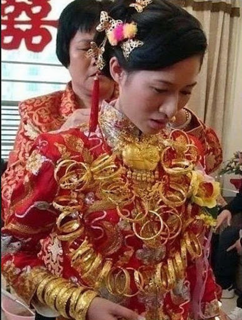 En China, la novia no podía caminar debido al peso de las joyas de oro