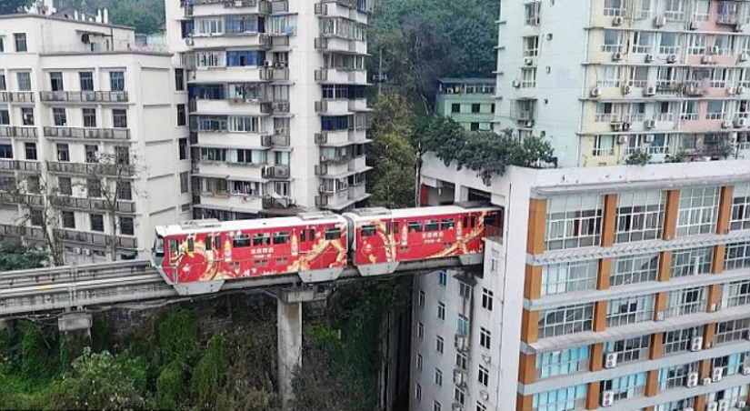 En China, un tren pasa a través de un edificio residencial