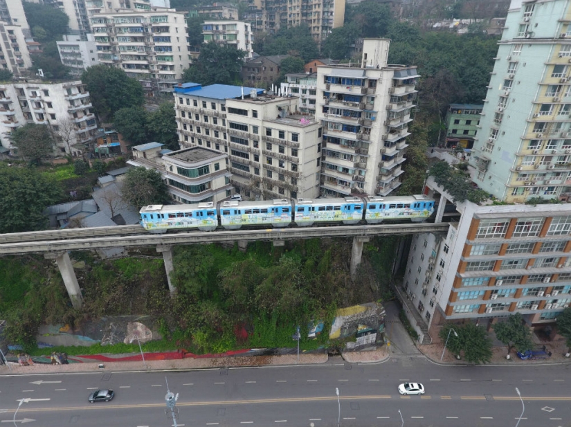 En China, un tren pasa a través de un edificio residencial