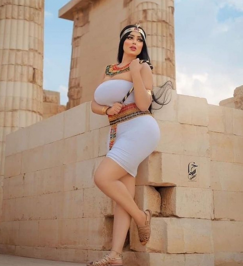 En Egipto, un fotógrafo y una modelo fueron arrestados por disparar abiertamente cerca de las pirámides