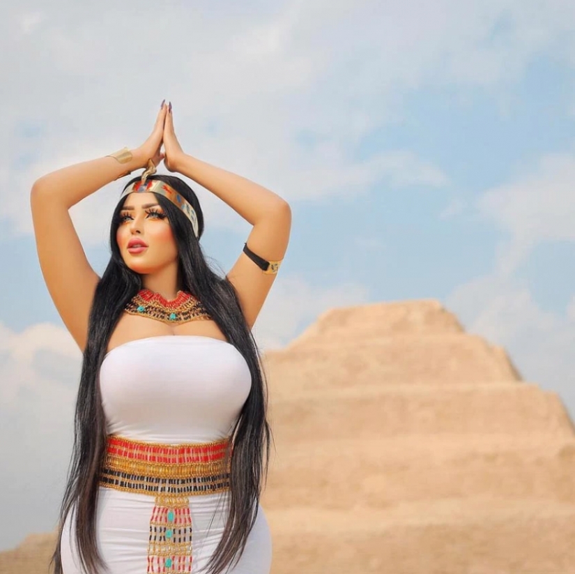 En Egipto, un fotógrafo y una modelo fueron arrestados por disparar abiertamente cerca de las pirámides