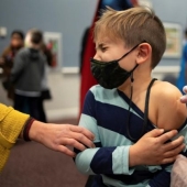 En fotos: niños en EE. UU. Reciben una vacuna de COVID