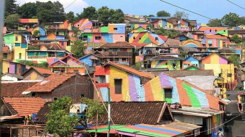En Indonesia, por 22 mil dólares, convirtieron un barrio pobre en un rincón arcoíris