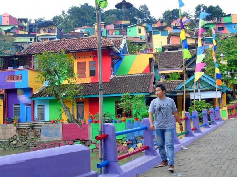 En Indonesia, por 22 mil dólares, convirtieron un barrio pobre en un rincón arcoíris