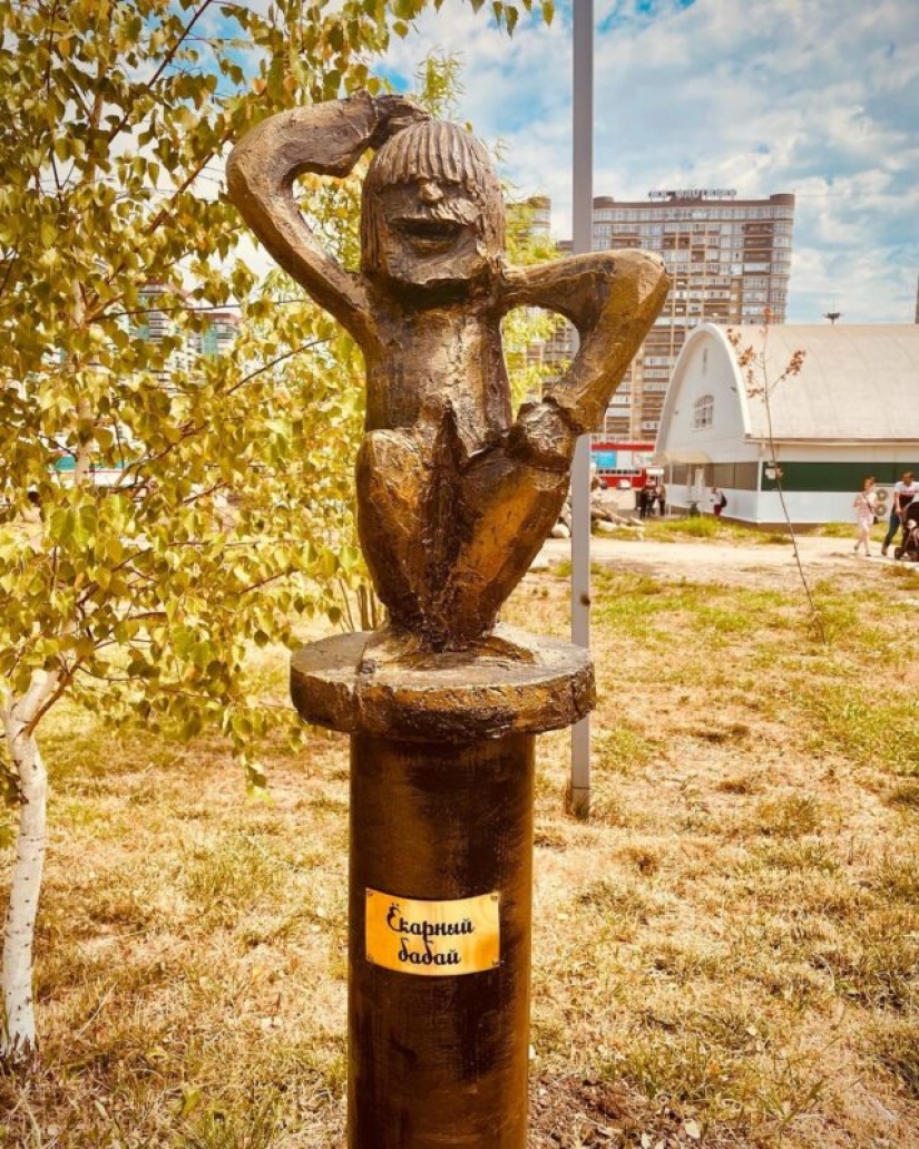En Krasnodar, uno de los callejones de la ciudad fue capturado por esculturas de palabrotas y unidades fraseológicas