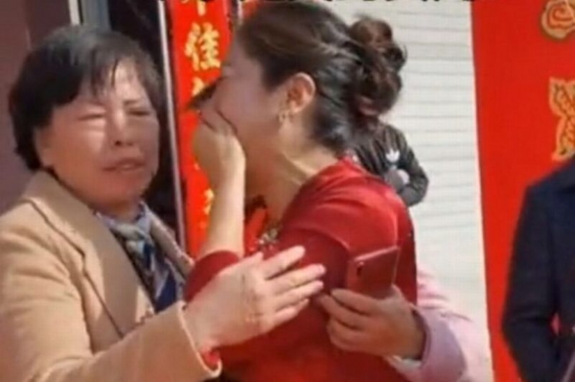 En las bodas en China la madre del novio aprendido en la novia de su hija perdida