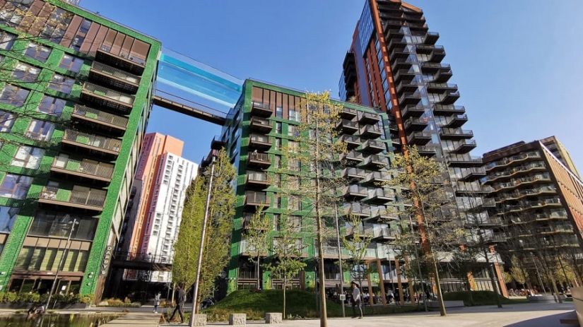 En Londres, se instaló una piscina transparente entre dos edificios de gran altura