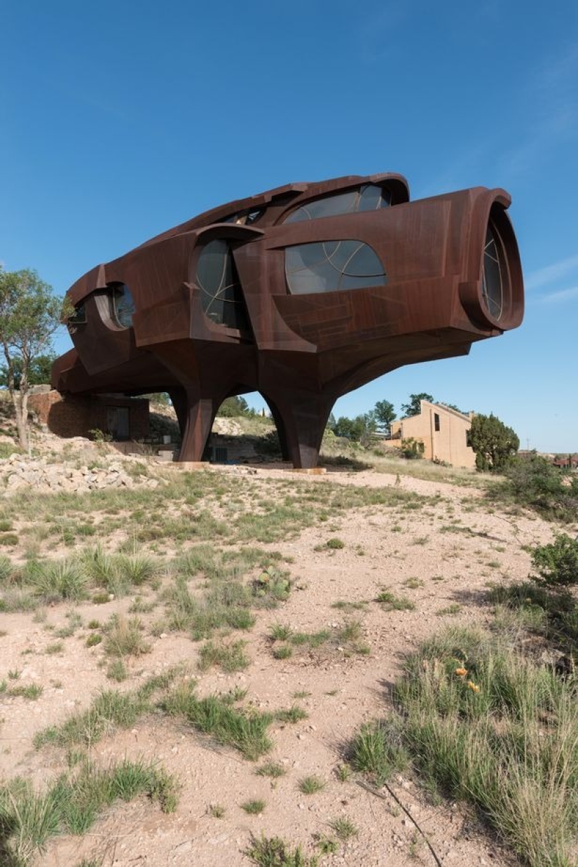 En los EE.UU., una" casa alienígena " hecha de acero, creada por un artista famoso, se puso a la venta
