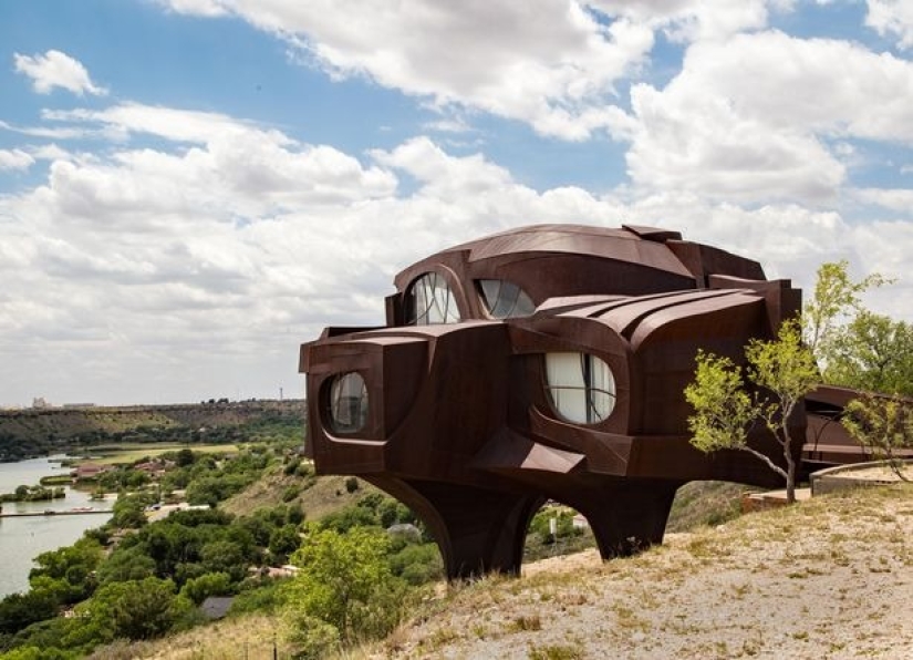 En los EE.UU., una" casa alienígena " hecha de acero, creada por un artista famoso, se puso a la venta