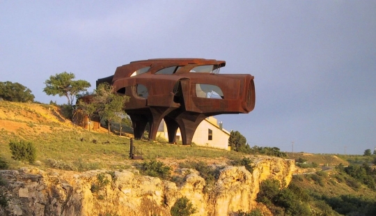 En los EE.UU., una" casa alienígena " hecha de acero, creada por un artista famoso, se puso a la venta En los EE.UU., una" casa alienígena " hecha de acero, creada por un artista famoso, se puso a la venta