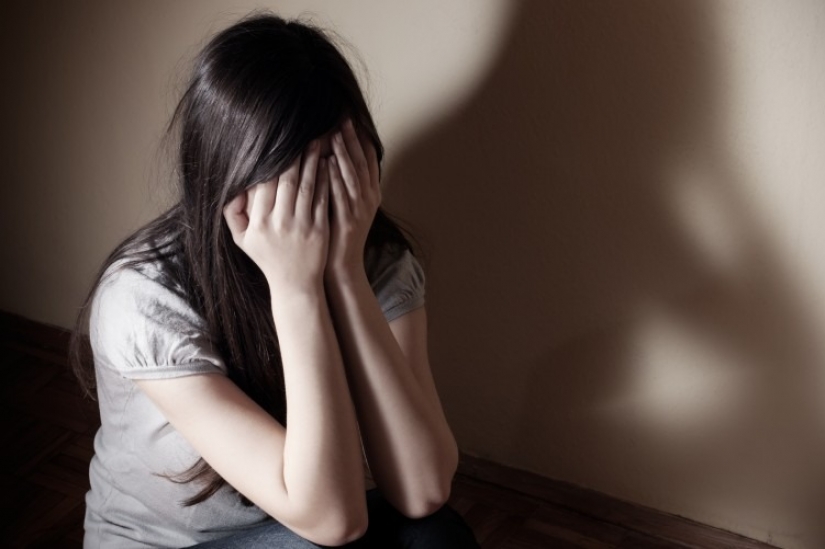 En los estados unidos, el violador fue forzada a tener relaciones sexuales a una adolescente, después de pasar tres semanas en su cama