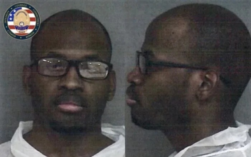 En los Estados Unidos, un ladrón negro fue capturado haciéndose pasar por un hombre blanco