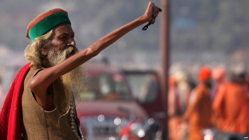 En nombre de la paz y de Dios: un hindú levanta la mano desde 1973