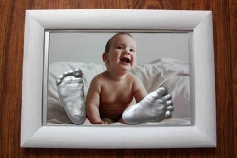 "Enrolle al bebé en un yeso": los padres hacen moldes locos de los brazos, las piernas y el trasero del bebé
