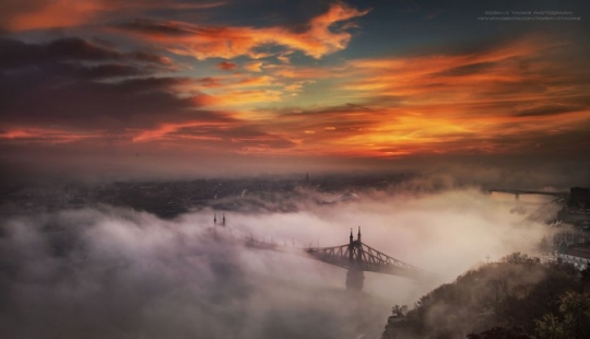 Este fotógrafo arriesga su vida para hacer una buena toma. Este fotógrafo arriesga su vida para hacer una buena toma.