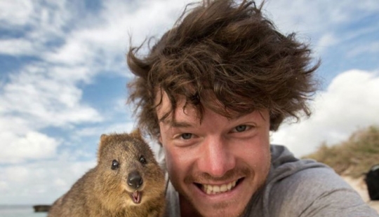 Este hombre ha dominado a la perfección el arte de las selfies con animales.