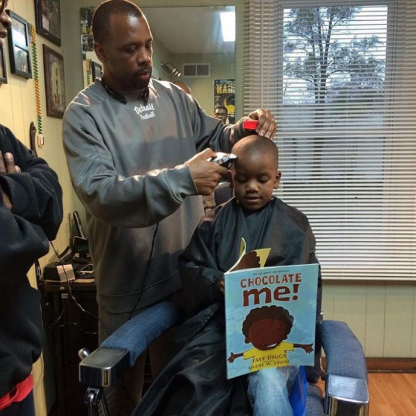 Este peluquero reembolsará el dinero por el corte de pelo de los niños si el niño lee en voz alta