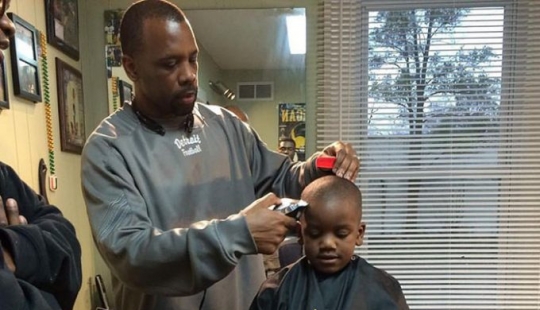 Este peluquero reembolsará el dinero por el corte de pelo de los niños si el niño lee en voz alta