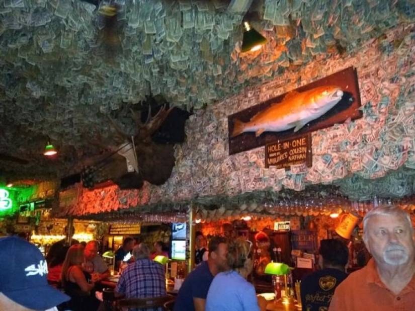 Este pub en Florida está decorado con billetes por un total de dos millones de dólares