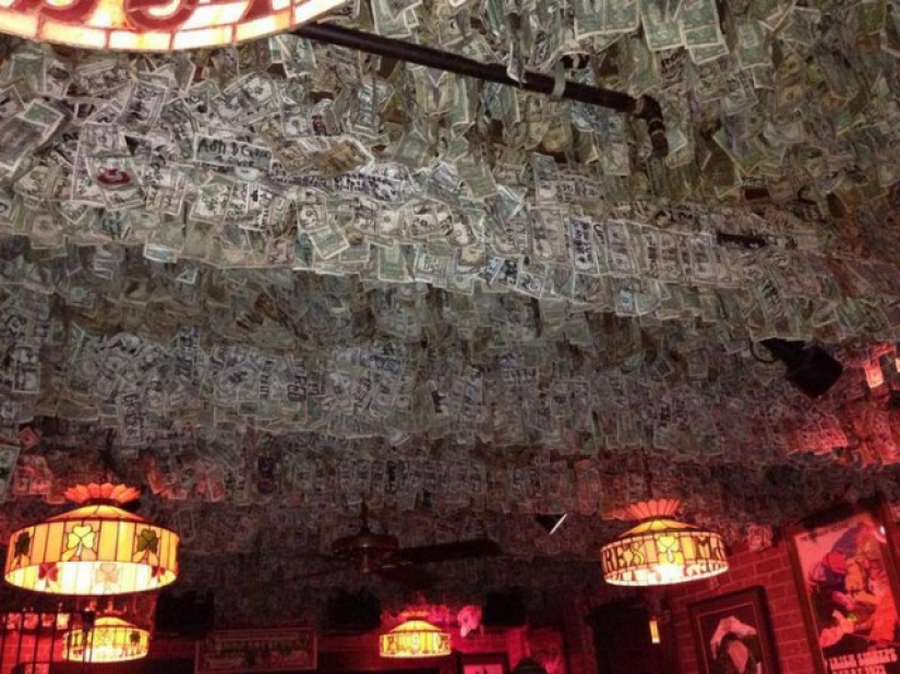 Este pub en Florida está decorado con billetes por un total de dos millones de dólares