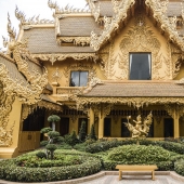 Este templo blanco en Tailandia es el cielo y el infierno