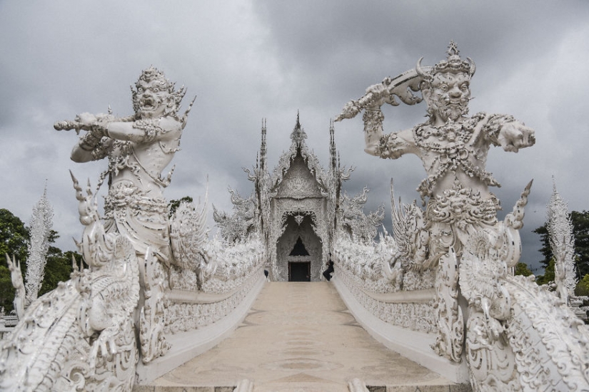 Este templo blanco en Tailandia es el cielo y el infierno