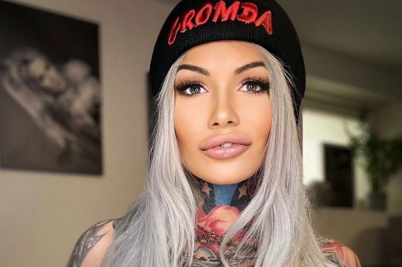 Everything is in the palm of your hand: the beauty with tattoos pleased subscribers with a hot selfie in the mirror