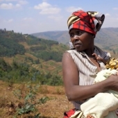 Familiares rechazaron a una mujer africana que dio a luz a un bebé con una cabeza en forma de pera