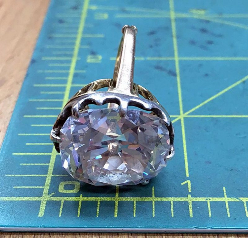 Feliz ignorancia: la piedra en el anillo que en el mercado de pulgas, que resultó ser un diamante en un millón de