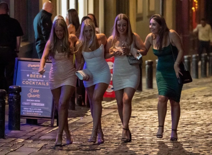 Final borracho: graduados británicos celebraron el final de los exámenes en fiestas ruidosas