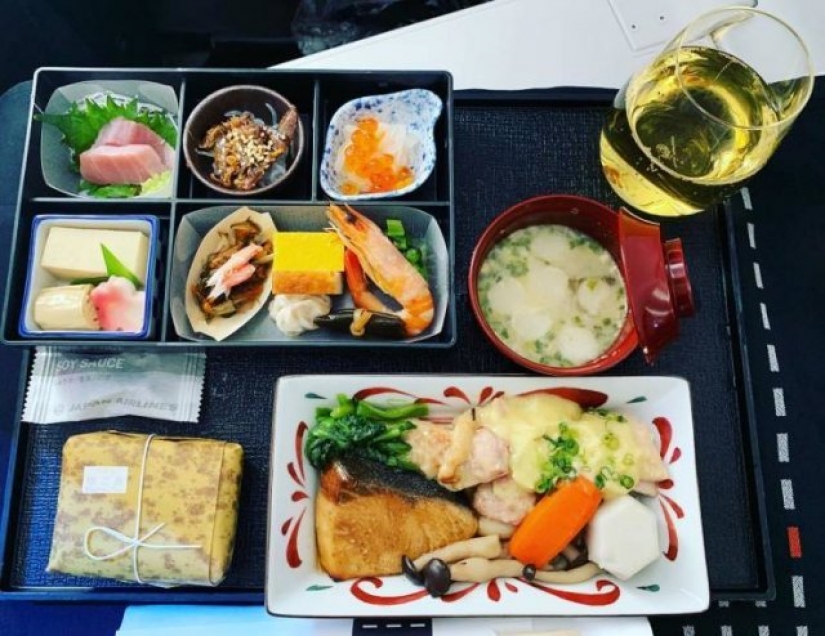 Food or food? How to feed in business class and economy class of different airlines