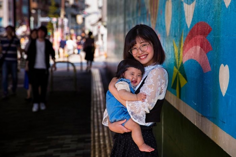 Fotógrafa rumana captura el sentimentalismo de la maternidad en diferentes países