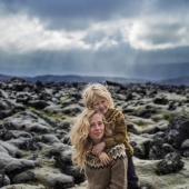 Fotógrafa rumana captura el sentimentalismo de la maternidad en diferentes países