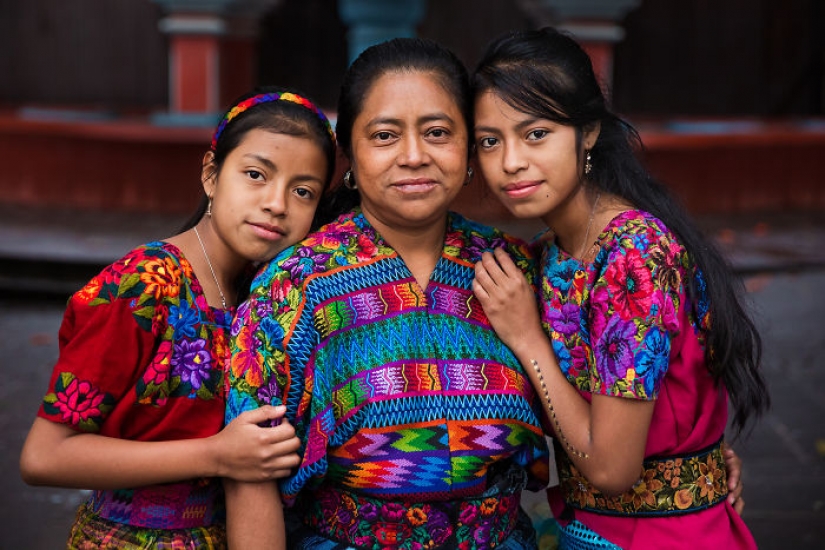 Fotógrafa rumana captura el sentimentalismo de la maternidad en diferentes países