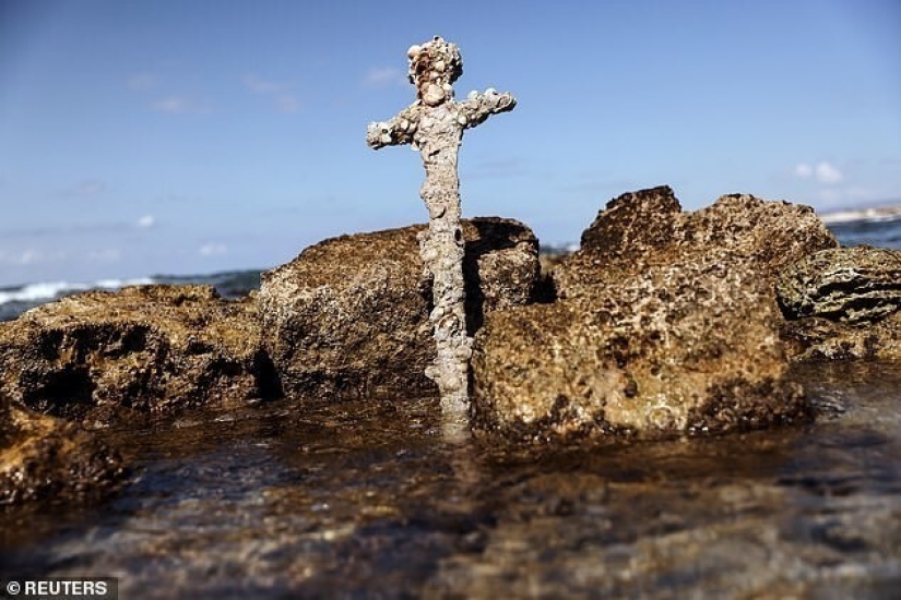 Frente a la costa de Israel, un buceador descubrió una espada cruzada de 900 años