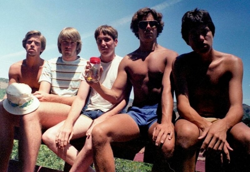 Friendship for years: every five years, these five friends repeat the picture of 1982