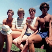 Friendship for years: every five years, these five friends repeat the picture of 1982