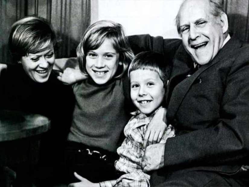 From personal archives: touching family photos of favorite actors from childhood