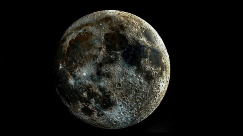 Full moon. Photographer brings together 200,000 images of the Moon to reveal every crater and crack on its surface in incredible detail